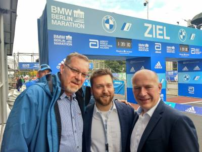 Am Zieleinlauf beim Berlin Marathon 2022 mit Ariturel Hack und Kai Wegner