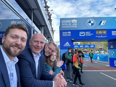 Warten auf die Lufer beim Berlin Marathon 2022 mit Ariturel Hack und Kai Wegner