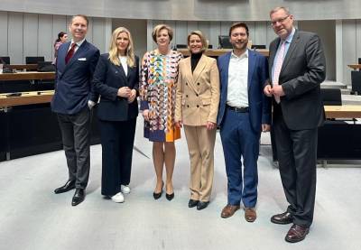 Mit der neu gewhlten Parlamentsprsidentin Cornelia Seibeld